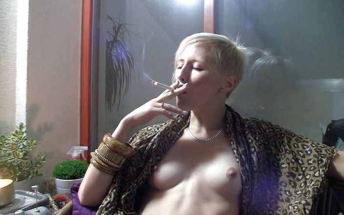 Smoke it bitch: Blonde tiener met kleine tieten rookt haar sigaretten