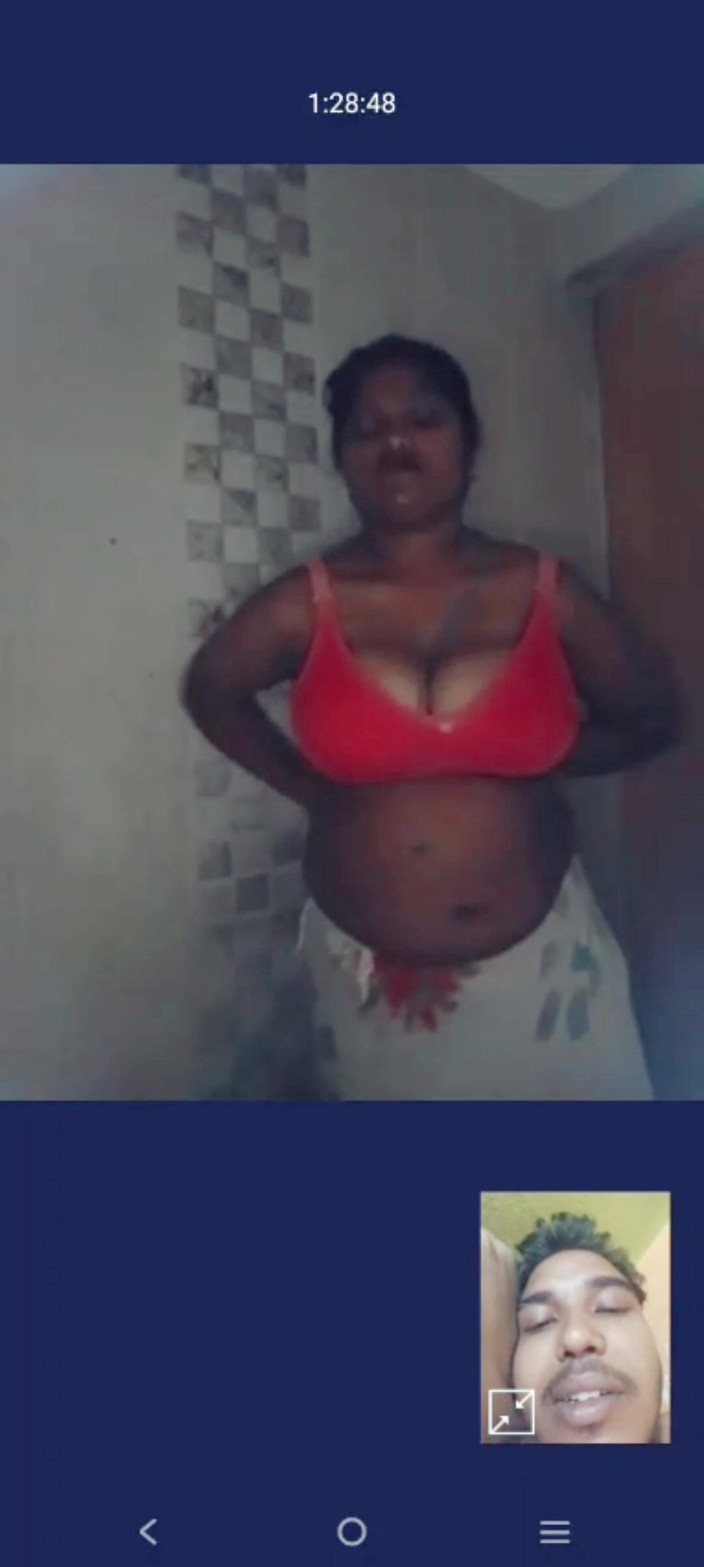Indian porngirl: Žhavá sexy manželka šuká ve službě videohovorů s přítelem