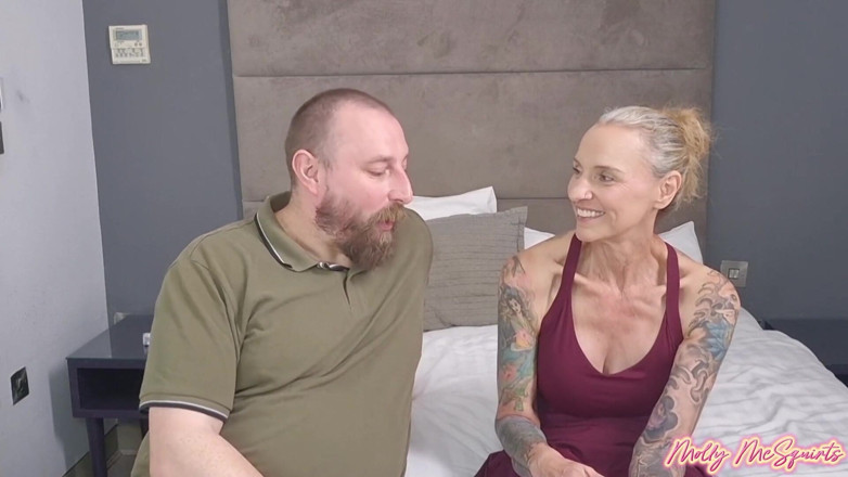 Molly McSquirts: Betty Londoner को चोदती है!