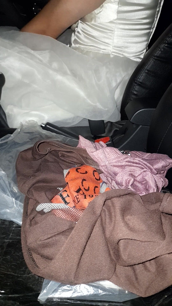 Naomisinka: Travestie en robe de mariée au volant et éjaculation à l’intérieur d’une...
