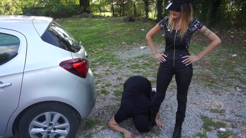 Lady Mesmeratrix Official: Femdom meid wil hem buitenshuis straffen