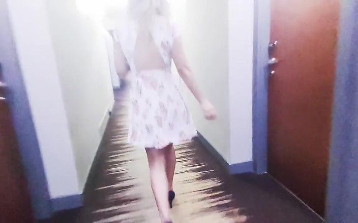 Serenexx: Mostra la tettetta nel corridoio dell'hotel! Serenexx