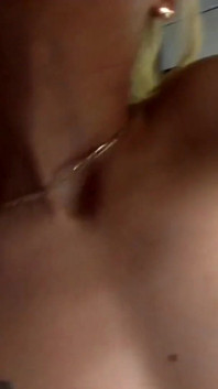 Carmen est une blonde qui adore sentir les bites de Nick et Frank en elle en même temps