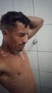 Brezilyalı esmer, duşta 16cm kalınlığında - tüylü ve sert penis sıcak duş alıyor