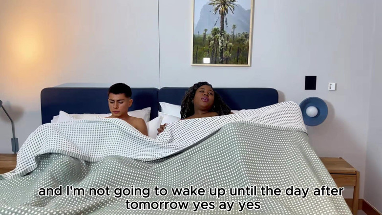 Angel Owenx: La matrigna e il figliastro condividono un letto in una...