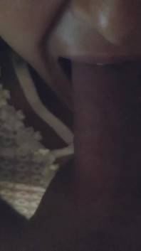 Neue MILF leckt einen großen schwanz und bläst ihn in ihre muschi im schlafzimmer