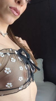 Seksowna trans dziewczyna pokazując swoją gładką skórę i dziarskie cycki