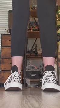 67 ยักษ์หญิงยัดเท้าไซส์ 16 เข้าในรองเท้า Converse ไซส์ 14