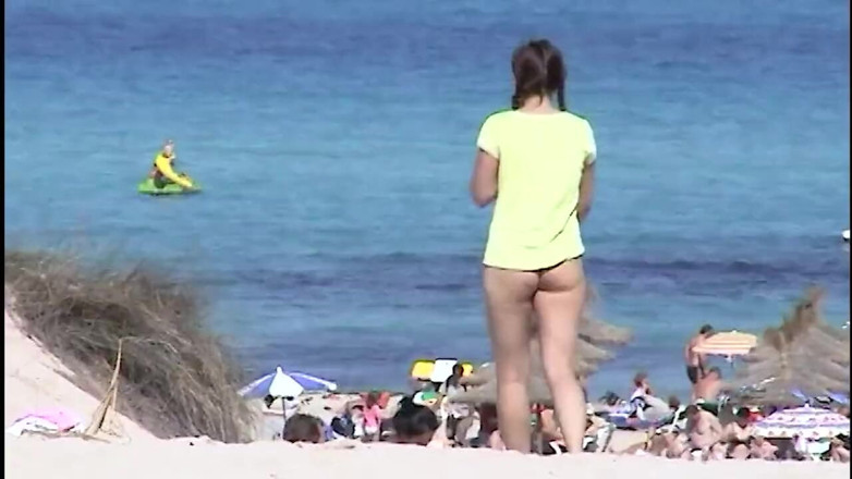 Beachbitches: Kẻ đuổi theo biến thái trên bãi biển