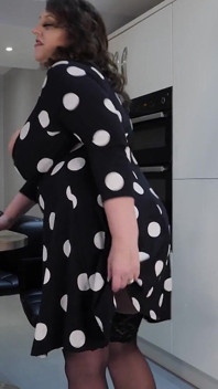 Carol Brown, naturellement gros seins, exhibe sa belle robe, puis un peu...