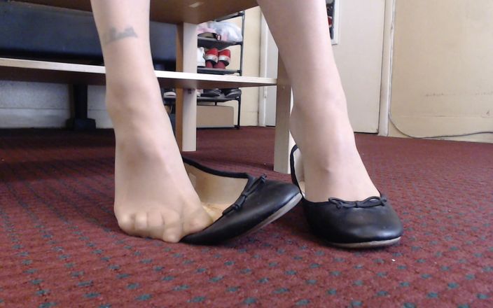 TLC 1992: Mainin sepatu pakai stoking flat dengan stoking balet seksi ini