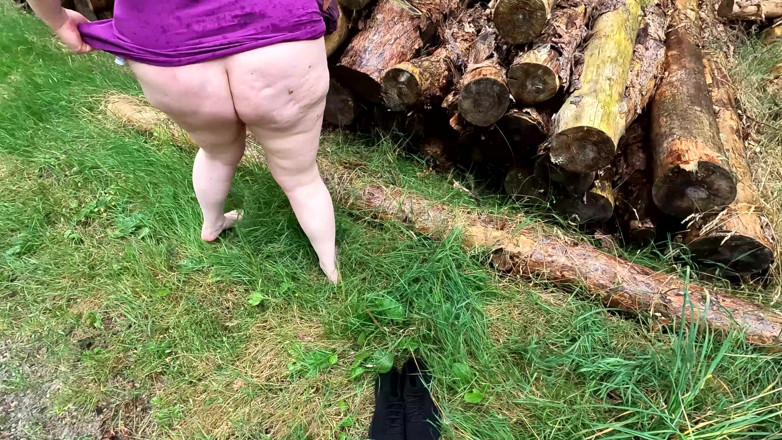 Bouncy Tits Action: Mengepam Pepek Saya – Saya Berjalan Berbogel Melalui Hutan DenganNya