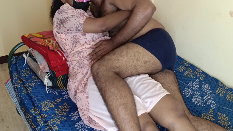 Laxi ammu: 既婚女性は近所のバチェラー男性とベッドを共にした