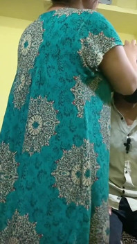 La carina cognata indiana flirta con il cognato e gli mostra l'amore per prendere il suo cazzo nella figa in video completo audio hindi