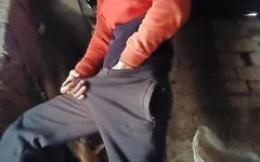 Masterbat sur un pantalon sur piste noire dans les vestiaires