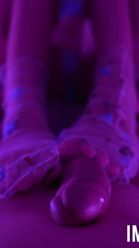 Stiefschwein-footjob in hauchdünnen blumigen socken