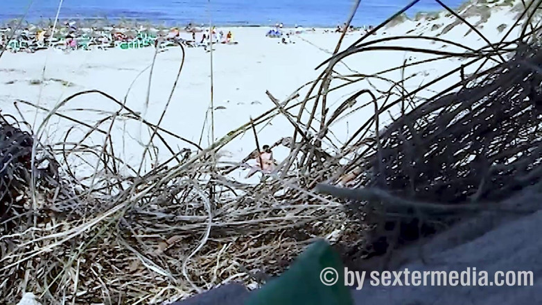 Beachbitches: Dziewczyna Z Plaży Barbetta Rozbiera Się W Krzakach