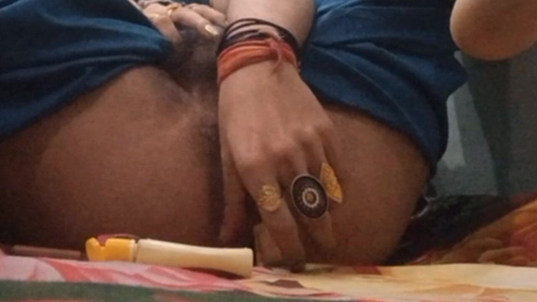 hornytrans: Crossdresser India Menggunakan Cat Kuku Untuk Dubur Sebagai Dildo