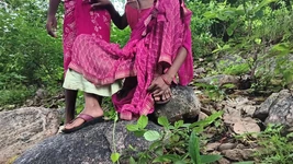 मैं अपनी पत्नी को जंगल में चोद रहा हूं