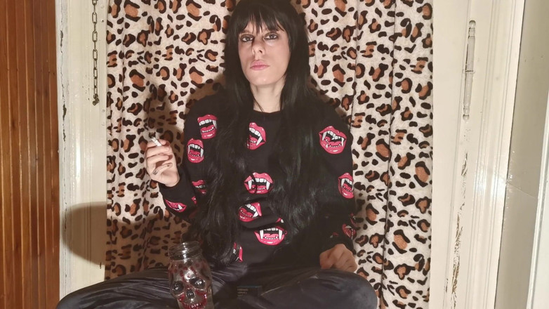 Beth Kinky: Smokint-herrin hinter den kulissen