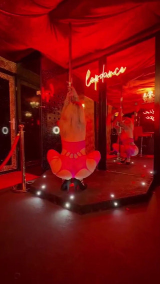 JessieRaexx: Striptizci her yere gidiyor