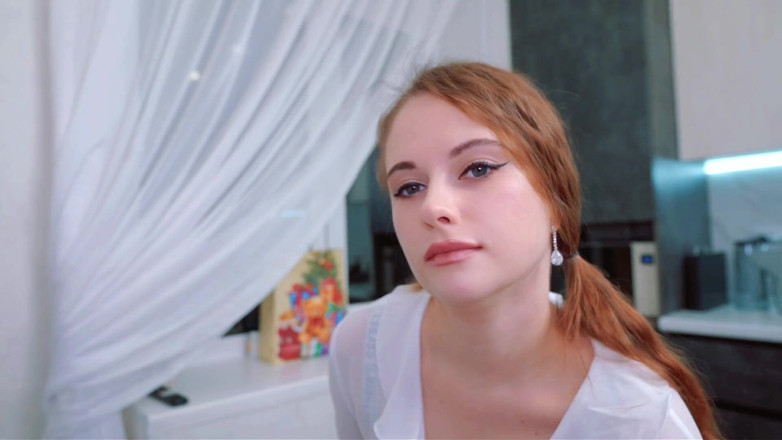 Emilia Shot: Un Compañero Vino a Dar Dulces Y Estaba Duro