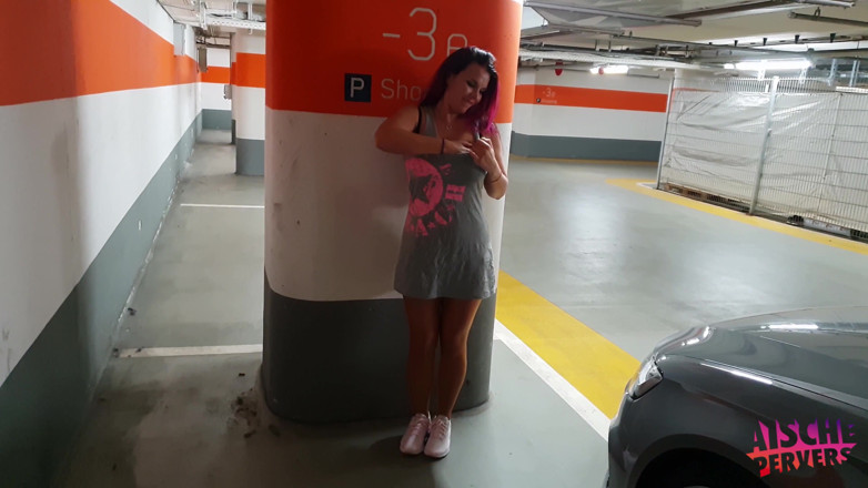 Aische Pervers: Pissing in the mouth
