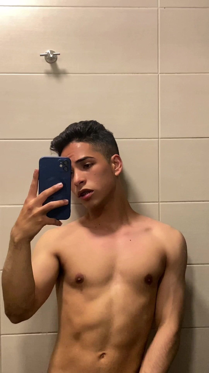 aodaboy: Сексуальный джентльмен в душевом спортзале