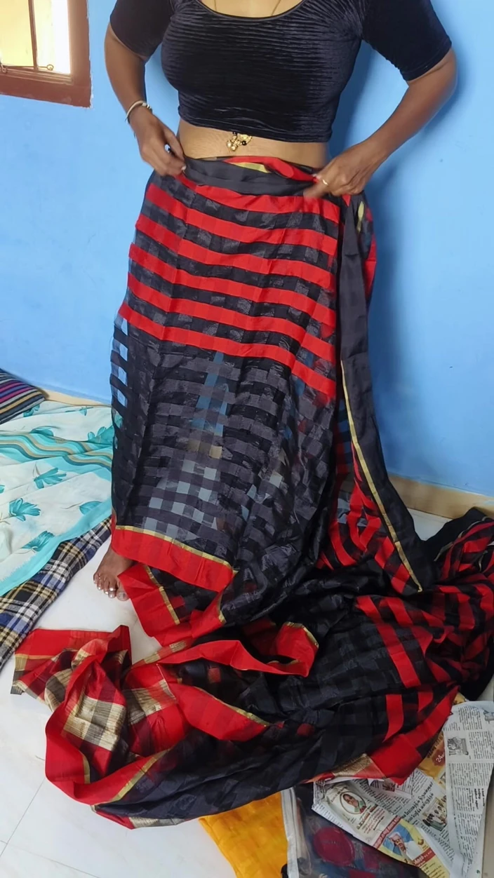 Benita sweety: काली साड़ी पहनना हॉट शो