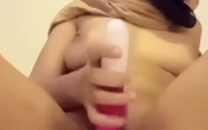 Jilbab69: Возбужденная студентка в хиджабе заткнула ее вагину