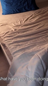 Bát tmy, macecha se rozhodla zůstat v posteli se svým nevlastním synem