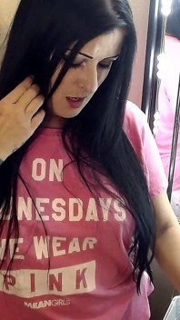 Yawning MILF Doing Makeup/nails Some Chat