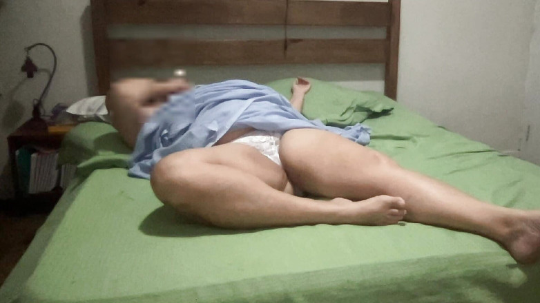 Lily & Theo: Kamera menunjukkan padanya mengisap kontol tebal besar