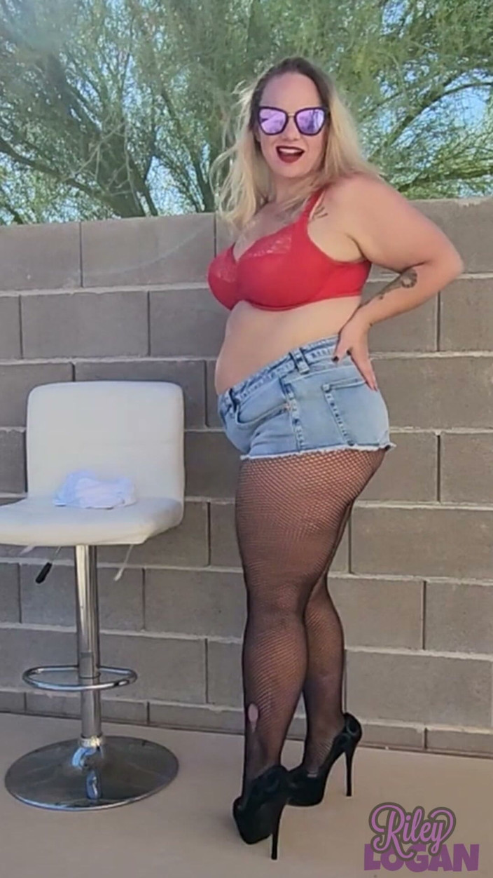 RileyLogan: BBW Gainer in High Heels &amp; Daisy Dukes Cut-off Denim Jean...