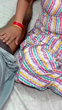 भाभी घर पर अकेले कामुक महसूस कर रही है और अपने देवर को बहकाती है और चोदती है