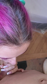 Meine mitbewohnerin kann keinen schwanz zum lutschen finden, sie ist so glücklich, dass sie eine gesichtsbesamung will