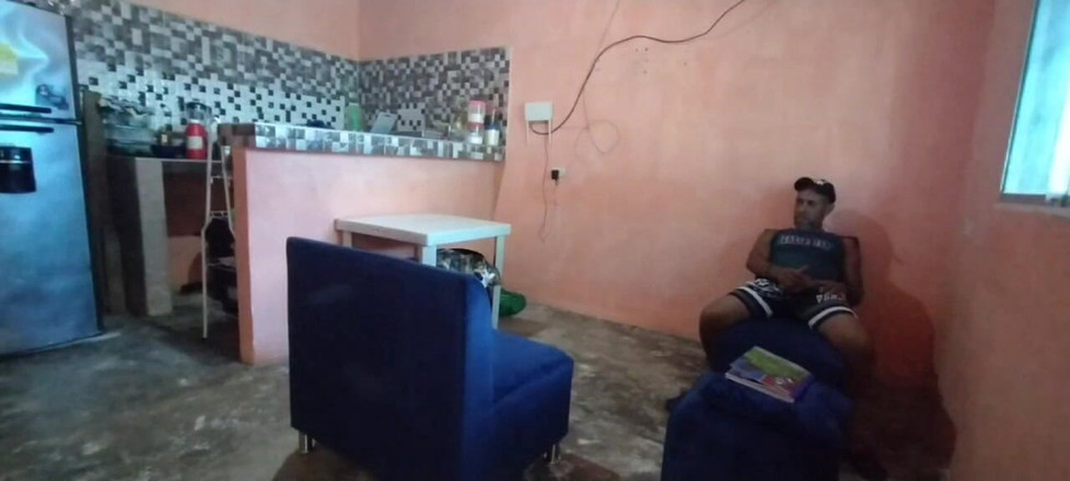 Adribella69: yaşlı adam çalışanın masumiyetinden faydalanıyor