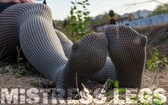 Mistress Legs: Dea in collant opachi grigi stuzzica durante le passeggiate