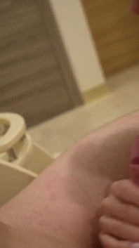 Přítelkyně s krátkými vlasy kouří
