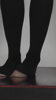 Maîtresse Cleo En Collants Piétine Son Esclave Jusqu’à L’orgasme