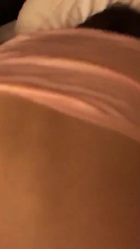 我第一次在阴户里操一个中国处女，她痛苦地尖叫