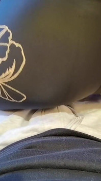 Cocoașă uscată cu mine în colanții mei de spandex și spermă pe fundul meu mare
