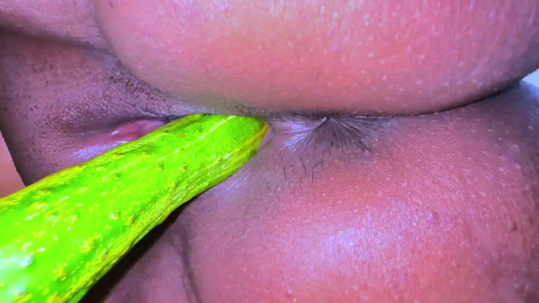 Aria Mia: Єгипетська гаряча неодружена дівчина катається на великому огірку, коли її батьків немає вдома