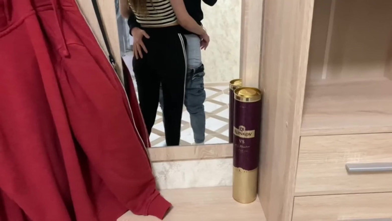 teenstep: Mi-am întâlnit tânăra vecină în lift și i-am supt pula