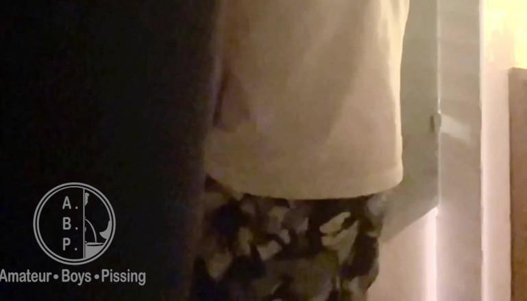 AmateurBoysPissing: Ditangkap kencing pada kawannya dalam tab mandi