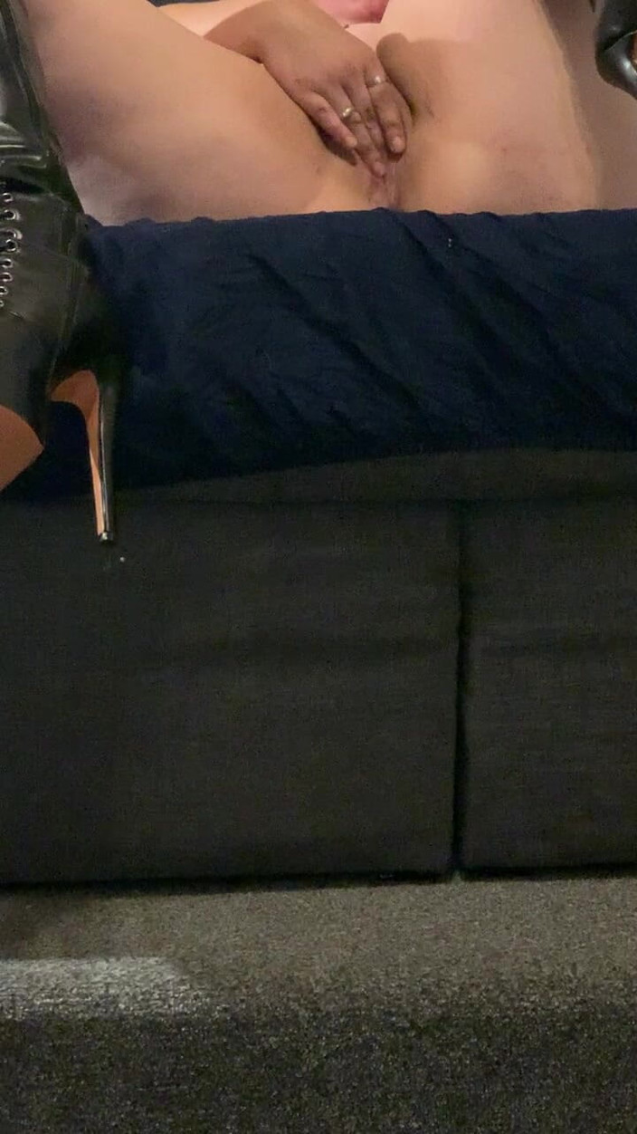 Sklavenhurekreiskleve: 私のブーツのいたるところに精液