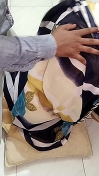 Madrastra se queda atrapada debajo de la cama, hijastro viendo accidentalmente su gran culo, se la folla