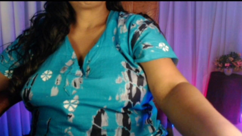 HotGirl21: गर्भवती मम्मी गुलाबी चूत में उंगली कर रही है और वीर्य निकाल रही है।