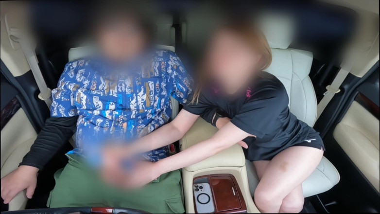 LuuLee0804: 旦那は観戦中。急いで車で手コキする人妻