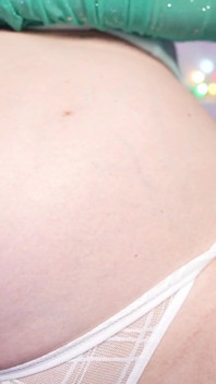 Těhotná škádlí a prosí tě, abys ji ošukal, břicho zblízka